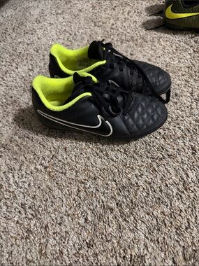 Nike Kids Black & Neon Yellow Low-Top Soccer Sneakers